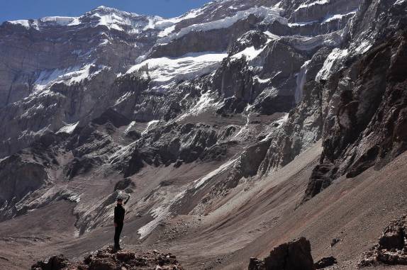 A Ana admira a impressionante parede sul do monte Aconcágua, em Plaza Francia, região de Mendoza, no oeste da Argentina